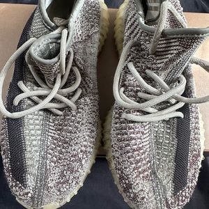 YEEZY BOOST 350 V2 authentic  size 5 1/2